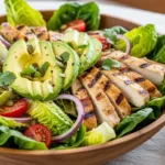 Salada com Abacate e Frango Grelhado Saudável e Proteica